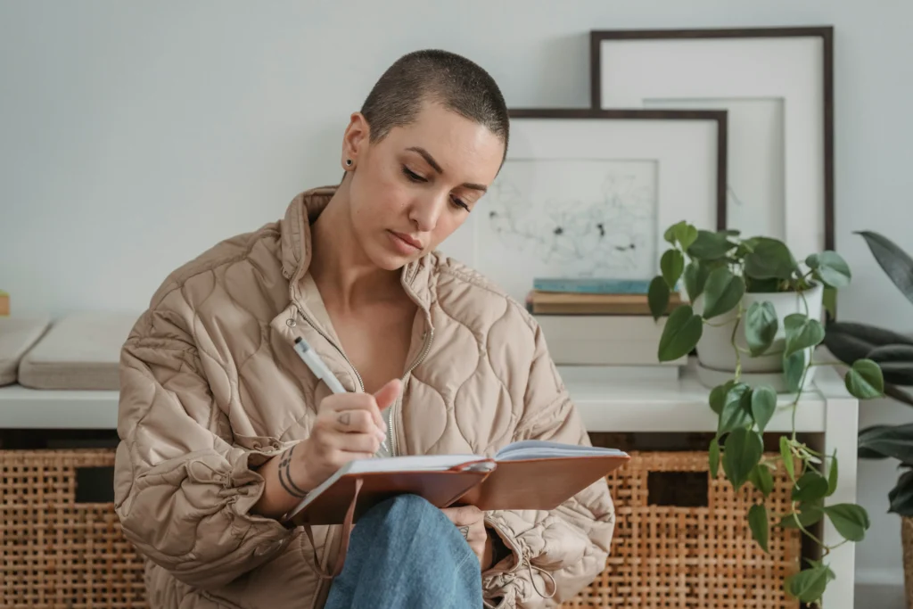 Frau beim journaling