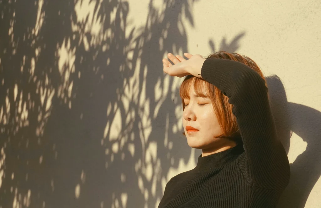 Frau entspannt in der sonne